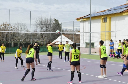 Una jugada de un partidillo de voleibol en una de las pistas del polideportivo.