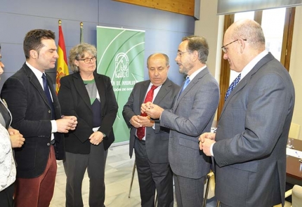 Los alcaldes de Granada, Maracena, Armilla y Albolote con el consejero (de barba), Felipe López (VAQUERO)