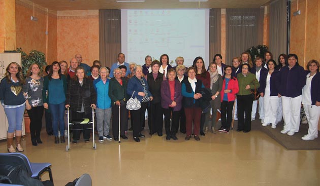 Foto de grupo de auxiliares, técnicos, la concejal y usuarios durante la clausura del PFEA (MILENA)