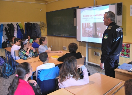 Un momento de una de las charlas en la clase de 1º A del IES Aricel 