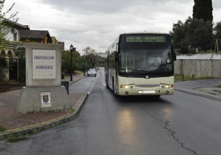 El autobús a su paso por la urbanización Buenavista.
