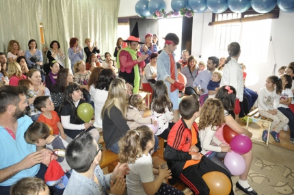 Inicio de la sesión de cuentacuentos en la sede de la urbanización.