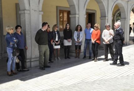 Concentración silenciosa a las puertas del Ayuntamiento.