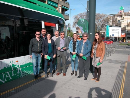 Representantes municipales y de la Junta posan frente a una de las máquinas del metro en la parada de Albolote.