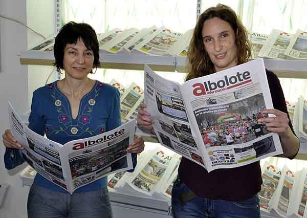 Las premiadas, Juana Escabias y Miriam Segura, en la redacción del periódico Albolote Información (VAQUERO)