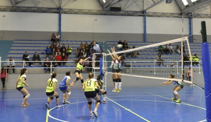 Una jugada del partido disputado el domingo 3 de abril en el Pabellón de Albolote 