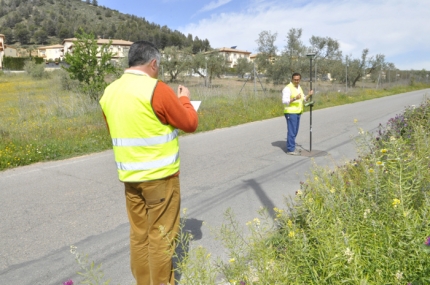 Técnicos de Diputación realizan mediciones en el Camino de las Cruces