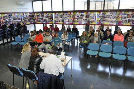 Un momento de la reunión de vecinos en la Casa de la Cultura de El Chaparral.