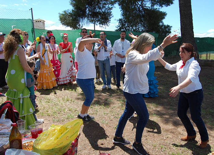 Romeras y romeros cantan y bailan por sevillanas en el paraje de Los Pinos
