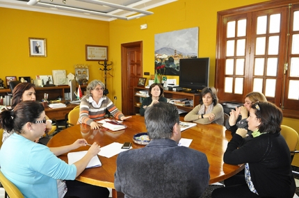 Reunión entre la alcaldesa, Concepción Ramírez, y al concejala de cultura, Lidia Milena, con las monitoras de los comedores 