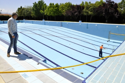 El concejal, Diego Valero, echa un vistazo a las labores de mantenimiento de la piscina de verano