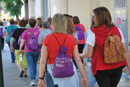 Fila de participantes durante el desarrollo de la marcha