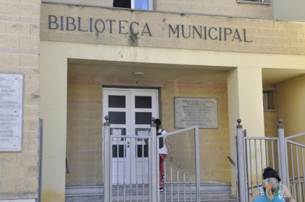 Fachada principal de la Biblioteca Municipal de Albolote