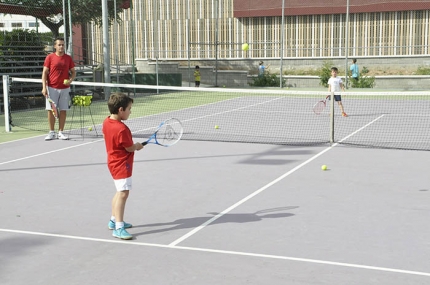 Alumnos de 6 años de la escuela de tenis durante uno de los partidos del torneo.