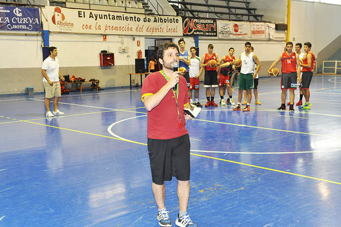 El técnico Samuel Gómez durante su charla en el pabellón cubierto de Albolote.
