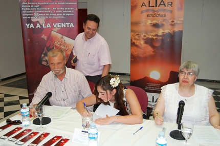 La joven autora firma uno de sus ejemplares poco antes de comenzar la presentación de su obra.