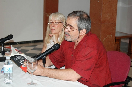Emilio Ballesteros lee emocionado uno de los diálogos que incluye su última novela.