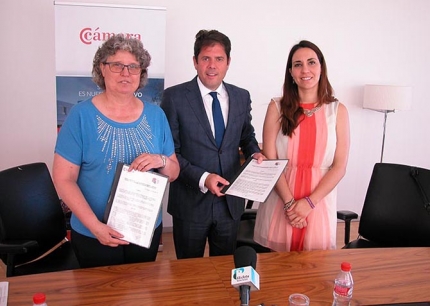 La alcaldesa, Conchi Ramírez, el presidente de la Cámara de Comercio, Gerardo Cuerva y la concejala de Empleo, Amanda Rodríguez, tras la firma del acuerdo.