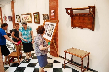 Vecinas de Albolote visitan la muestra de AMEFA.