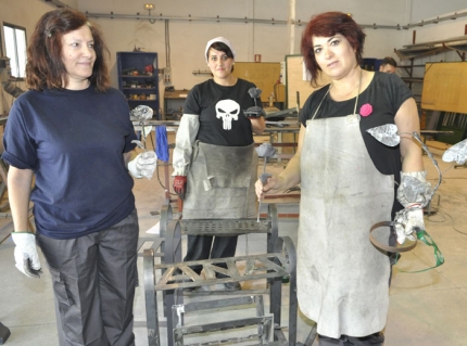 Las tres mujeres del curso, de izda a derecha, Charo, Aurora y Ana, en el taller con algunas de sus creaciones