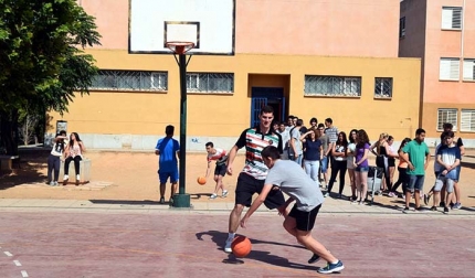 Los jugadores del Fundación CB Granada en el patio del instituto alboloteño