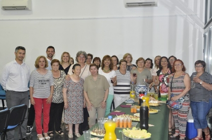 Las alumnas del ecotaller de El Chaparral comparten una merienda en la clausura