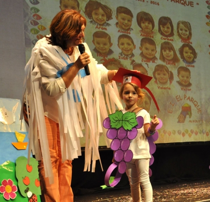 Una pequeña recibe el birrete y su `diploma de graduación de la guarde` 
