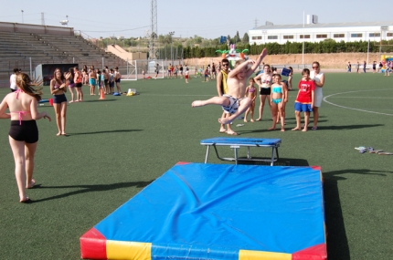 Uno de los juegos que se han organizado en el campo de fútbol.