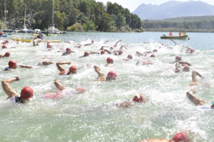 Nadadores toman la salida en un prueba anterior celebrada en el embalse del Cubillas 