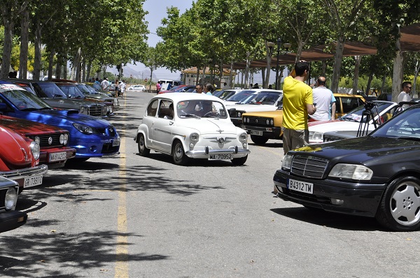 Varios vehículos estacionados en la Avenida Lucilo Carvajal 