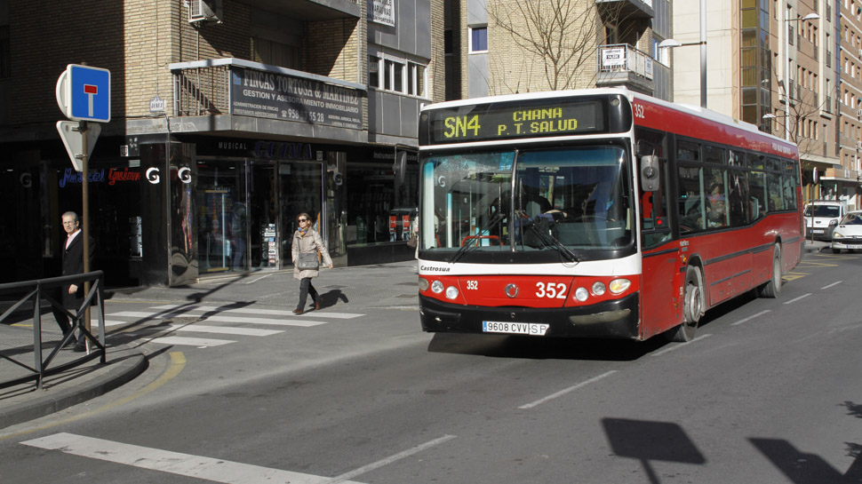 Un bus de la línea SN4  su paso por el centro de la capital