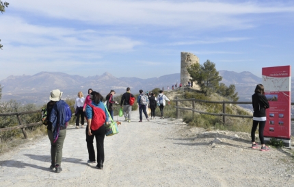 Visitantes acceden al Torreón de Albolote, uno de los iconos históricos del municipio.