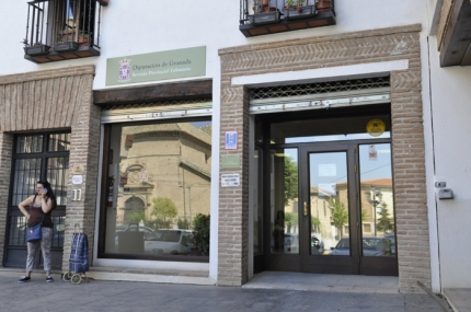 Fachada de la oficina de recaudación en Albolote donde se puede tramitar la domiciliación bancaria para el próximo ejercicio. 