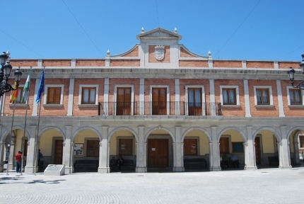 Plaza de España con el edificio del Ayuntamiento de Albolote al fondo. 