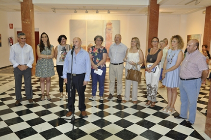 El pintor se dirige al público en la inauguración de la muestra, rodeado de autoridades municipales y del Decano de la Facultad de Bellas Artes de Granada.