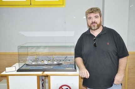 Juan Francisco Vera junto a una de sus maquetas en la exposición de Albolote.