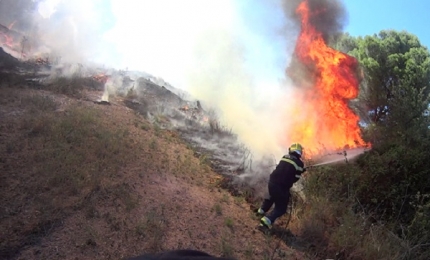 Un voluntario de Protección Civil se enfrenta a un incendio este verano 