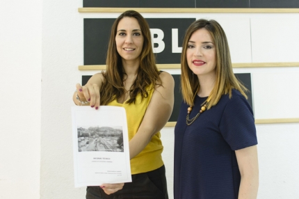 La edil de Albolote, Amanda Rodríguez (izd.) y la Diputada de Podemos por Granada, Ana Terrón, muestran el informe técnico