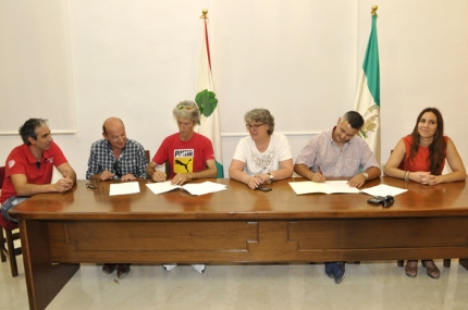 Un momento de la firma de contrato de arrendamiento en el Ayuntamiento de Albolote. A la izquierda los tres impulsores de la iniciativa, Juan, Álvaro y Manuel