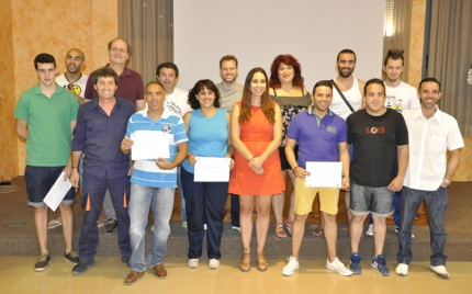 Alumnado, técnicos y la concejala posaron al final del acto de entrega de diplomas. 