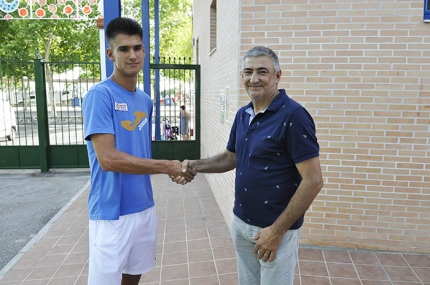 El joven tenista, Iouri Syromolotov, estrecha la mano al concejal de Deportes, Diego Valero.