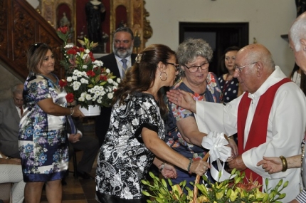 La alcaldesa Concepción Ramírez junto a la concejala de fiestas, Rosa Madrid hace entrega de la ofrenda floral