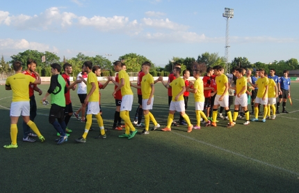Saludo inicial de los integrantes de ambos equipos que ofrecieron una sana rivalidad durante el partido 