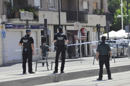 Efectivos de Policía Local y Guardia Civil vigilan el perímetro de seguridad sobre el Bar Ernesto. 