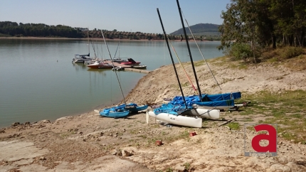 Varias embarcaciones varadas y ahora también confinadas en el embalse del Cubillas. FB 