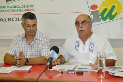 Rueda de prensa ofrecida por el coordinador local de IU y el portavoz de IU Ganemos para la gente.