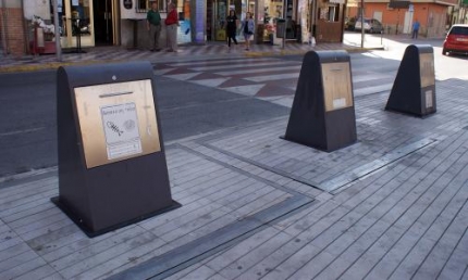 Contenedores soterrados de basura orgánica en el plaza del Ayuntamiento. 