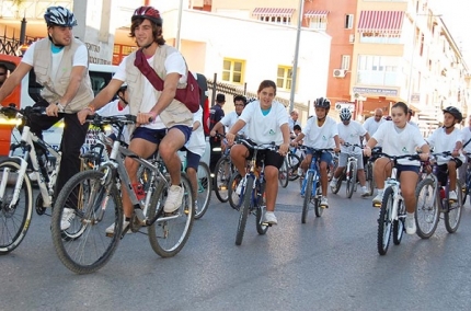 Paseo en bicicleta por las calles del centro de la localidad 