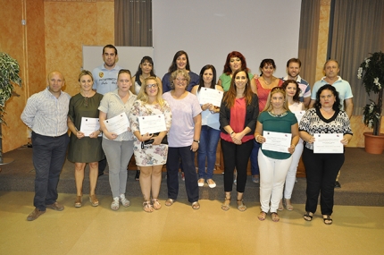 Alumnado, monitor y responsables municipales en la entrega de diplomas del curso.