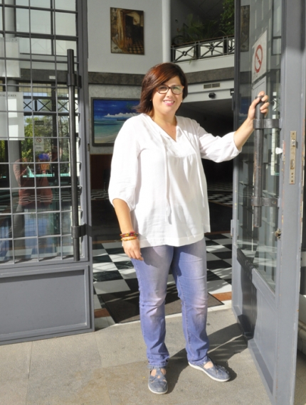 Lidia Milena Ramírez en la puerta de acceso al Centro Socio-Cultural Fernando de los Ríos de Albolote.  
